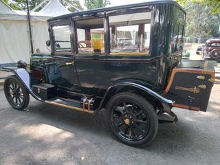 Auto storiche in mostra a Piazza d'Armi Auto storiche in mostra a Piazza d'Armi