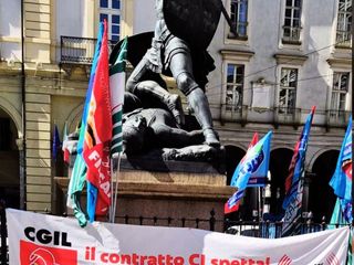Lo sciopero con presidio davanti al Comune (foto Filcams Torino) Lo sciopero con presidio davanti al Comune (foto Filcams Torino)