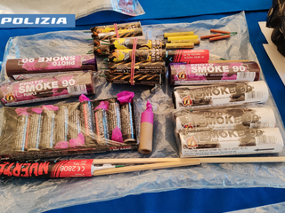 Il materiale sequestrato dalla polizia Il materiale sequestrato dalla polizia