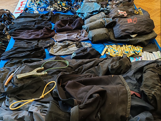 Il materiale sequestrato dalla polizia Il materiale sequestrato dalla polizia