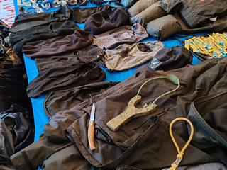 Il materiale sequestrato dalla polizia Il materiale sequestrato dalla polizia
