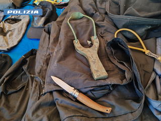 Il materiale sequestrato dalla polizia Il materiale sequestrato dalla polizia