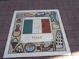 Passeggiata intorno allo stadio con ricordo Italia