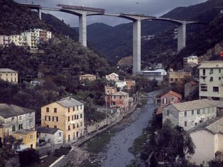 Costruzione del viadotto sul torrente Sori sul tratto autostradale Genova - Sestri Levante, settembre-ottobre 1966 (fotografia di Tino Petrelli). Archivio Publifoto Intesa Sanpaolo