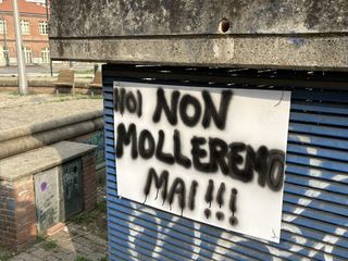 Lenzuola di protesta appese ai balconi Lenzuola di protesta appese ai balconi