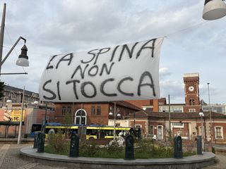 Lenzuola di protesta appese ai balconi Lenzuola di protesta appese ai balconi