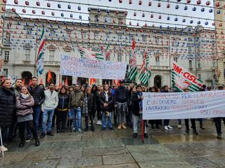 La rappresentanza dei lavoratori Olisistem Start di Settimo Torinese durante l'incontro con il premier Giuseppe Conte a Torino;