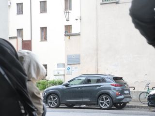 Con cinturone e pistola, in servizio al carcere minorile in gravidanza