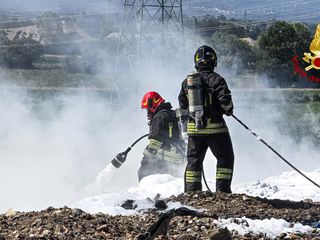 Collegno, a fuoco un impianto di smaltimento rifiuti: i pompieri domano il rogo Collegno, a fuoco un impianto di smaltimento rifiuti: i pompieri domano il rogo