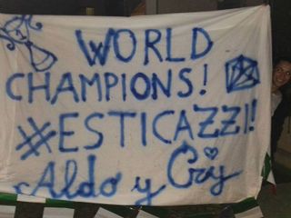 Lo striscione colorito con cui amici e parenti hanno accolto i due a Caselle