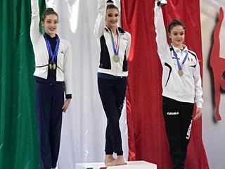 Giulia Turolla e Stefania Straniero sul gradino più alto del podio durante la premiazione di Foligno