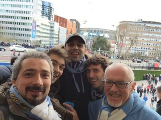Il gruppo a Londra, dopo la vittoria del Manchester City in finale contro il Liverpool nella Coppa di Lega dello scorso anno