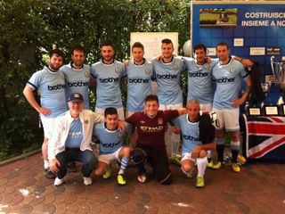 La squadra di calcio dell'Italian Blue Moon, che sfida i branch italiani legati ad altre squadre