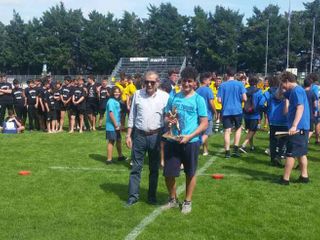 Antonio Caminiti riceve il Premio Simone Sau come miglior giocatore del torneo