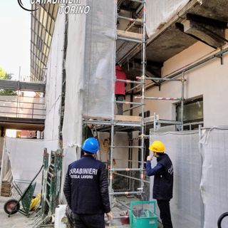 Edilizia, bar e negozi sotto accusa: blitz dei carabinieri, sospese 5 attività