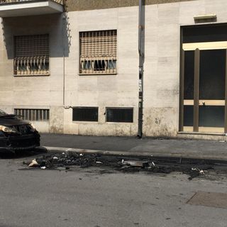 Non più casi isolati: altre due auto sono bruciate a Borgo Lingotto, adesso si teme un piromane