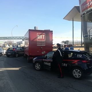 Furti seriali mentre il figlio di due anni attendeva in auto: arrestati (FOTO)
