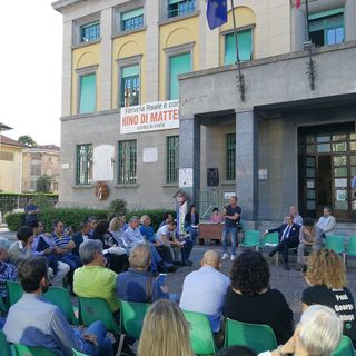Venaria, la politica nazionale porta il consiglio comunale all'aperto, con la cittadinanza