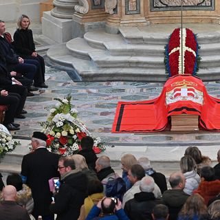 Il Marchese Mirko Cuneo in visita alla camera ardente di Vittorio Emanuele alla Venaria