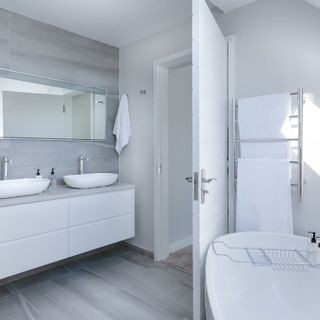 Arredo bagno total white: l’ultima frontiera del lusso