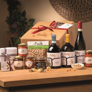 Scopri l’arte del regalo con la Cantina Emanuele Gambino e il Monvì Wine Relais