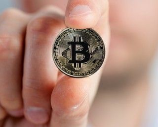 Crypto Crash 2.0! Il Bitcoin scende sotto i 25.000 dollari, le altcoin crollano: si profilano ulteriori perdite