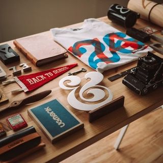 Gadget personalizzati da far indossare ai clienti: quali sono le opzioni migliori?