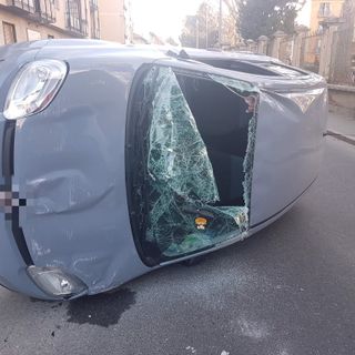 Incidente rocambolesco nel pomeriggio di oggi a Venaria Reale