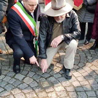 Collegno, sparita la pietra d'inciampo di De Benedetti. Boeti: &quot;La memoria non si ruba&quot; (FOTO)