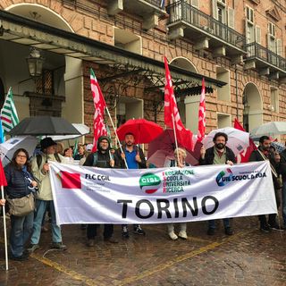 Presidio di solidarietà sotto la pioggia per la docente che era stata sospesa a Palermo [FOTO]