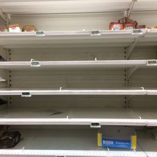 Coronavirus, scaffali vuoti anche nei supermercati di Collegno e Rivoli [FOTO]