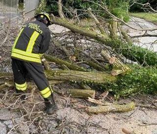 Maltempo in Toscana, naufragio a Orbetello: barche rovesciate in porto Talamone