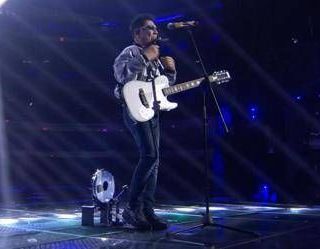 Sanremo 2025, effetto Travolta: sulle scarpe di Bennato il nastro nero