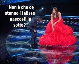 Sanremo in uno scatto, la gonna di Miriam Leone e i Jalisse: la vignetta di Osho