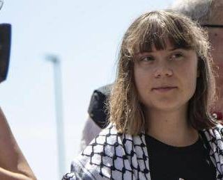 Flotilla, attivisti turchi liberi: "Greta costretta a baciare bandiera Israele" Flotilla, attivisti turchi liberi: "Greta costretta a baciare bandiera Israele"