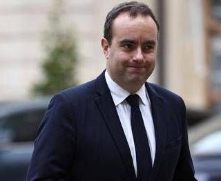 Francia, denunciato per falso Lecornu: "Non ha il Master come dice"