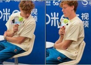 Gli cade il telefono, ma non lo raccoglie: Sinner 'sbadato' a Pechino