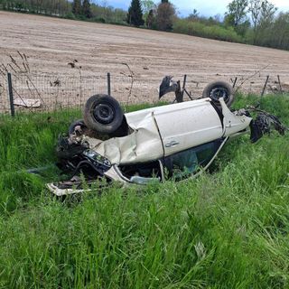 L'auto incidentata, finita in mezzo ai prati