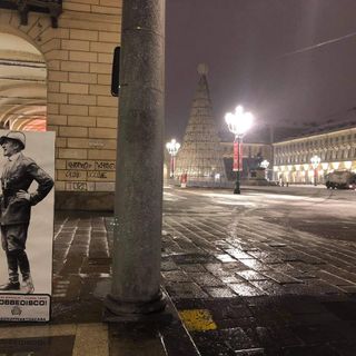 Un cartonato di Gabriele D'Annunzio messo da CasaPound in piazza San Carlo