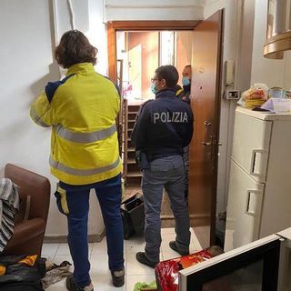 Allacci abusivi, droga, attività illecite e pericoli: blitz della polizia nel &quot;condominio del degrado&quot; in corso Regina Margherita