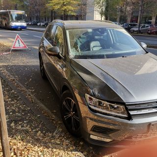 Operatore travolto da un'auto mentre lavora alla raccolta delle foglie