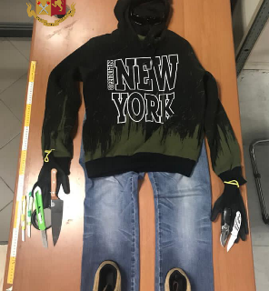 Nello zaino teneva il kit del ladro perfetto: lo hanno arrestato dopo il furto di un'auto