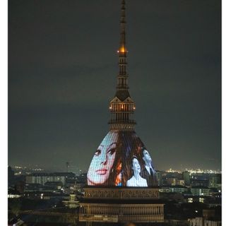Mole illuminata con proiezione dei film