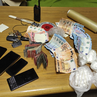 Arrestato pusher &quot;mobile&quot;: sequestrati 7.650 euro e oltre 430 grammi di cocaina