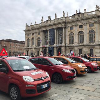 Le scuole guida suonano il clacson della disperazione: “Calo del 90% del lavoro, migliaia di esami arretrati”  [VIDEO e FOTO]