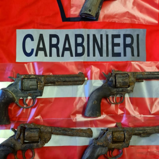Quattro revolver e una pistola semiautomatica gettate nel canale Cavour