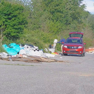 Ancora rifiuti abbandonati a Settimo Torinese, multa salata per il colpevole