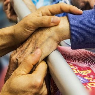 Una mano di conforto per un anziano ricoverato in Rsa