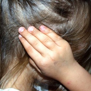 Violenza sui bambini - bimba si copre gli occhi