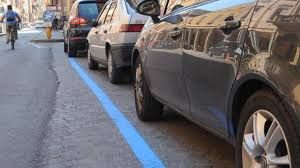 Oggi torna la sosta a pagamento. Fino a Natale strisce blu gratuite la domenica e nei festivi